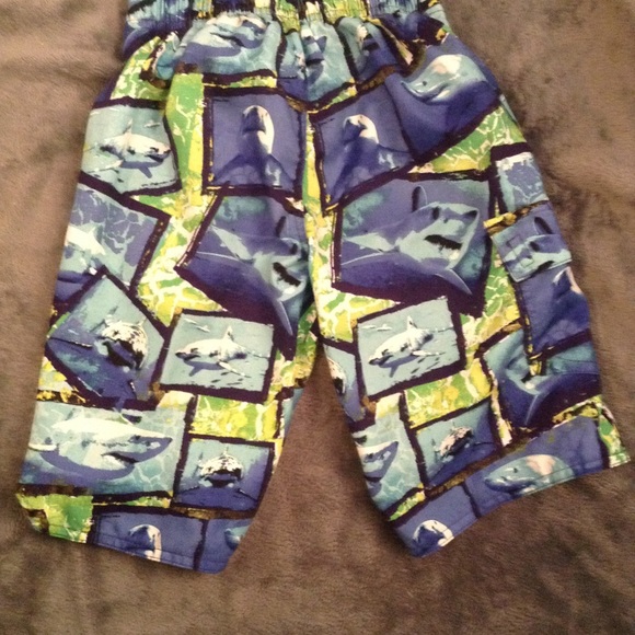 🏊🏽 Boys Shark Print Swim trunks🏊🏽 - Picture 2 of 2